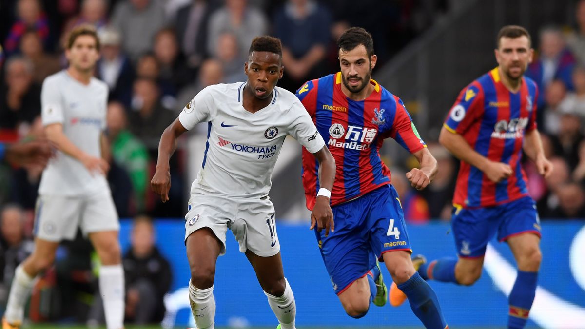 Charly Musonda (z lewej) oraz Luka Milivojevic (z prawej)