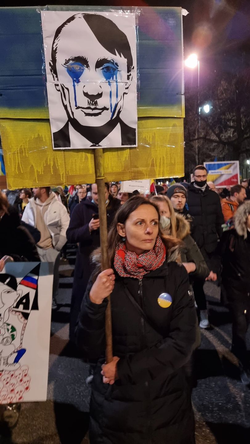 Alina Łęska protestuje pod ambasadą Rosji
