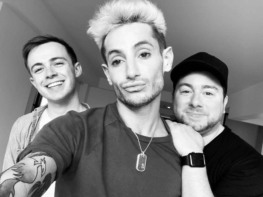 Brat Ariany Grande jest w związku z małżeństwem gejów