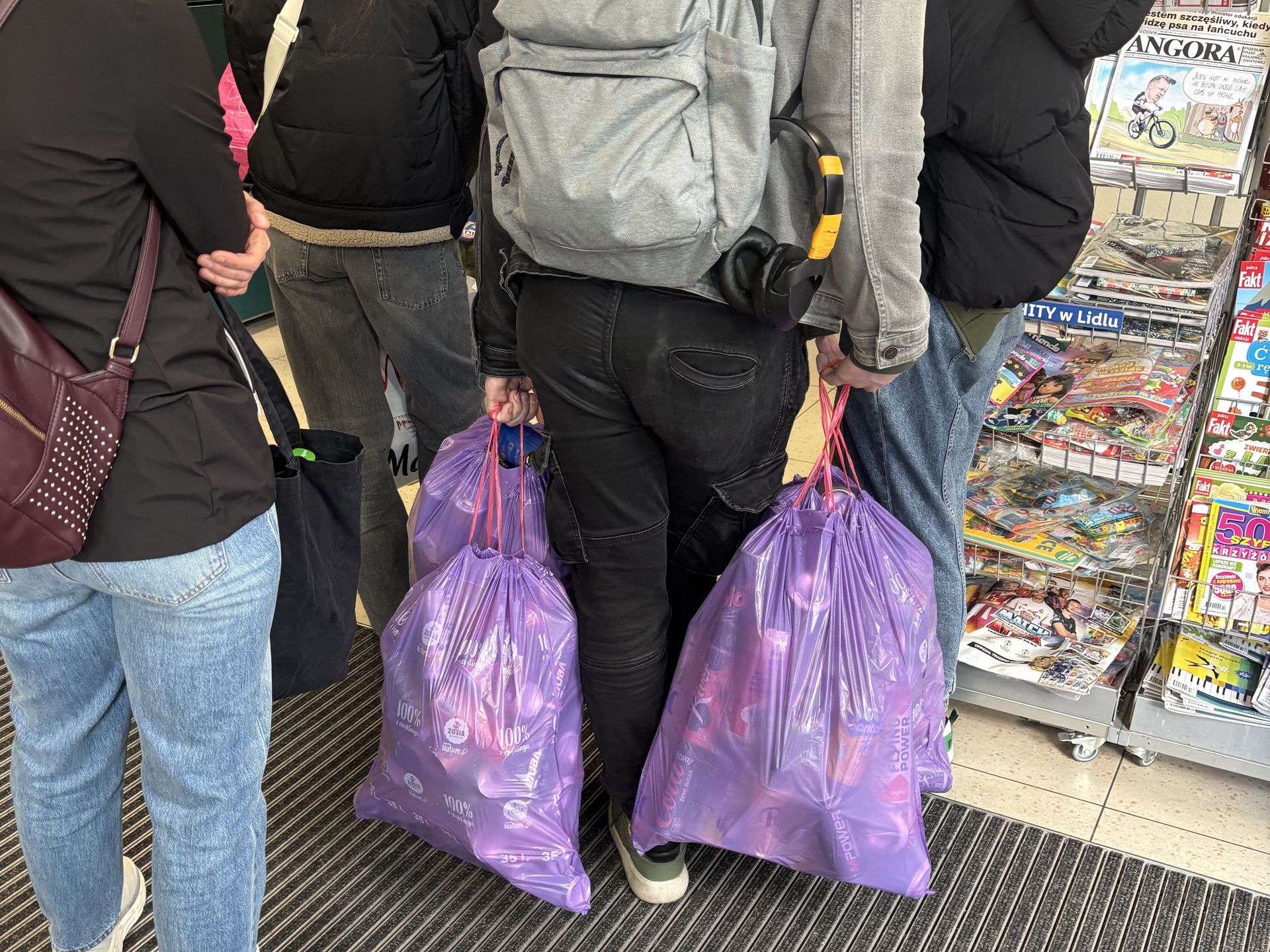 Kolejka do butelkomatu w Lidlu