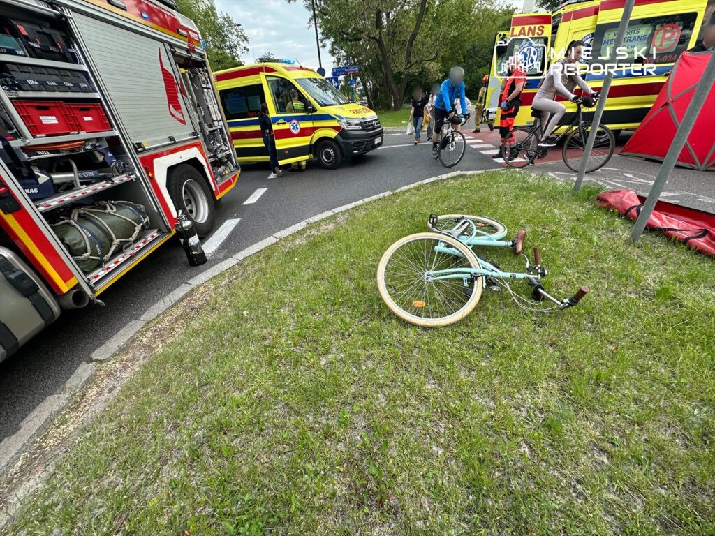 Zderzenie dwóch rowerzystów na Mokotowie. Jedna osoba nieprzytomna, druga uciekła. „Pojedziemy powoli, po co nam kaski?”
