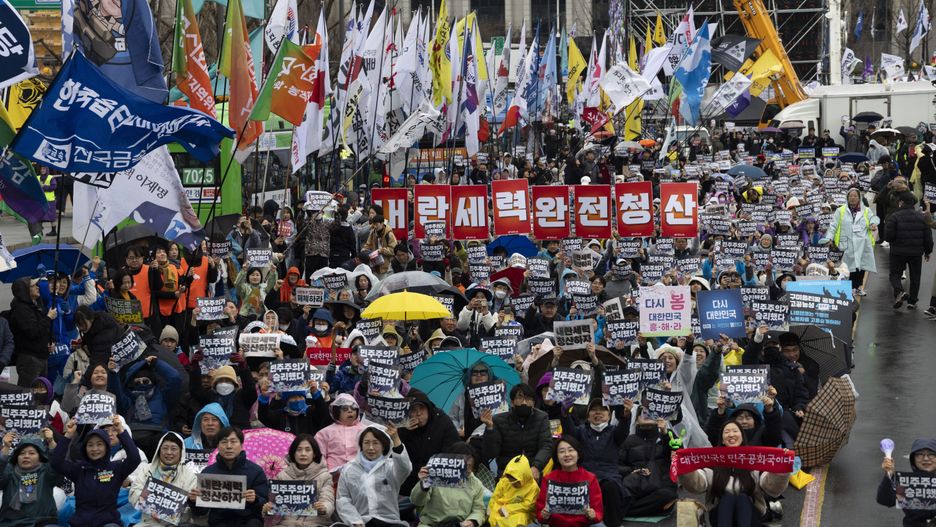 People rally in Seoul after court ruling on President Yoon's impeachment
epa12010939 People gather to celebrate during a rally in Seoul, South Korea, 05 April 2025. Korea's Constitutional Court upheld, on 04 April, President Yoon Suk Yeol's impeachment and removed him from office over his brief imposition of martial law in December 2024.  EPA/JEON HEON-KYUN 
Dostawca: PAP/EPA.
JEON HEON-KYUN
protest, yoon, korea, people