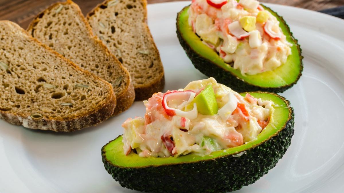 Sałatka z awokado podana w awokado – pysznie i efektownie