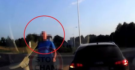 Szeryf w starym Audi. Chciał wymierzyć sprawiedliwość