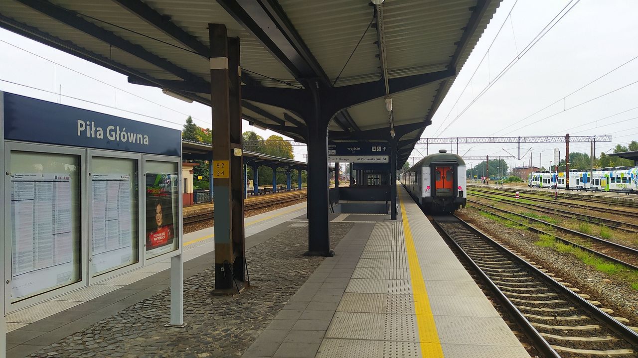 Ruch kolejowy na linii Piła - Poznań wstrzymany. Awaria urządzeń sterujących