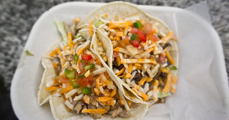 Taco z wołowiną, serem i sałatą (miękkie)