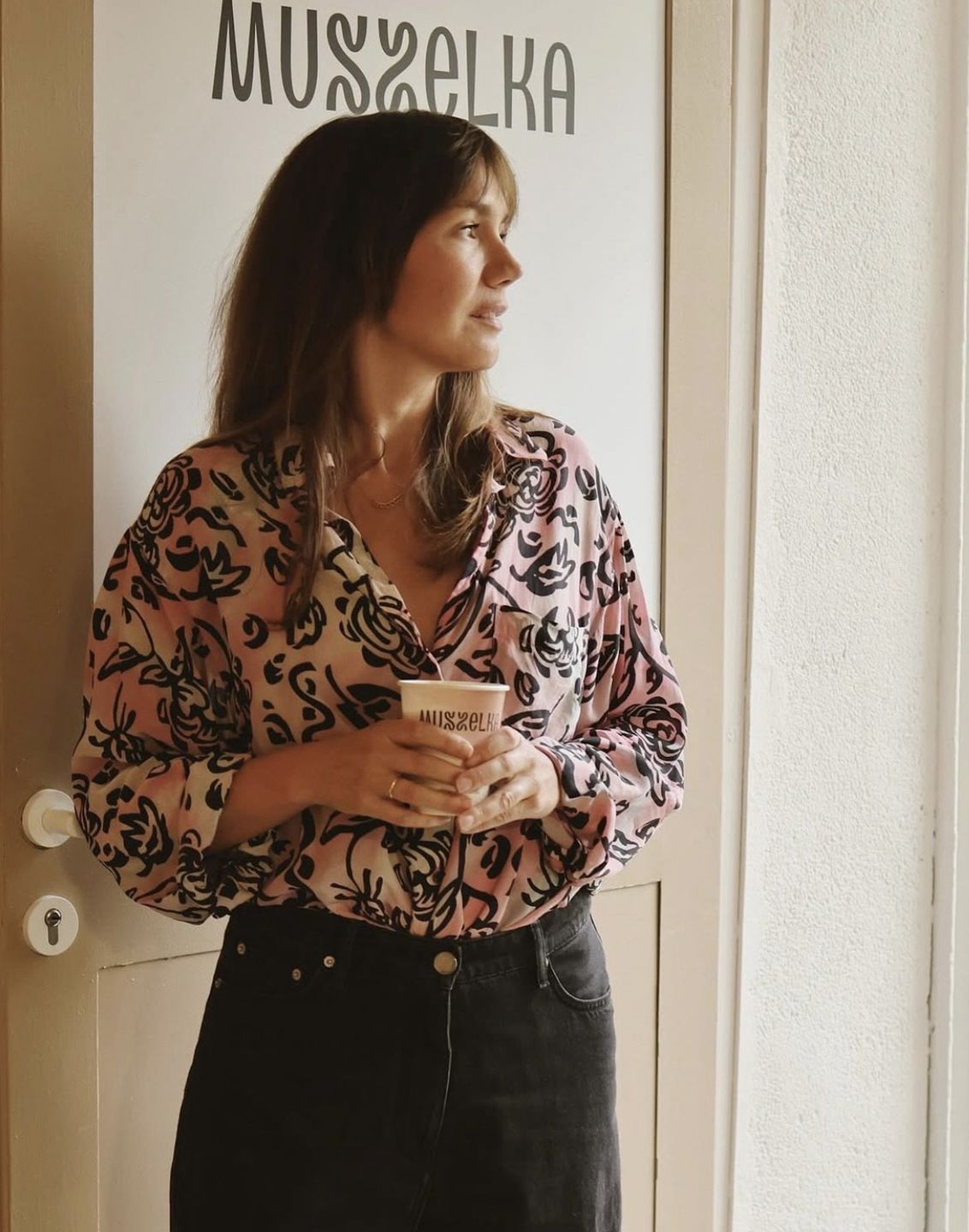 Olga Bołądź w swojej kawiarni 