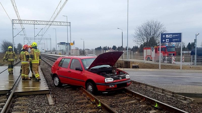 Kierowca volkswagena wjechał na remontowany przejazd kolejowy w Motyczu | fot. mł. kpt. Piotr Lipiec