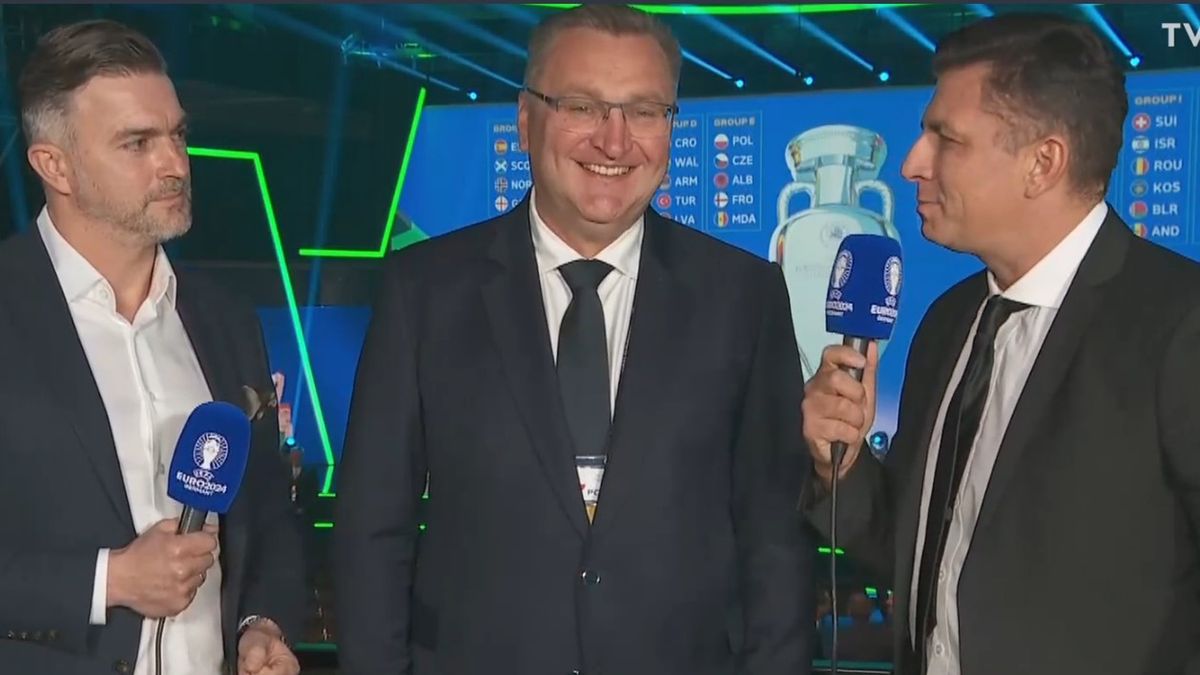 Materiały prasowe / TVP Sport / Na zdjęciu: Czesław Michniewicz (w środku)