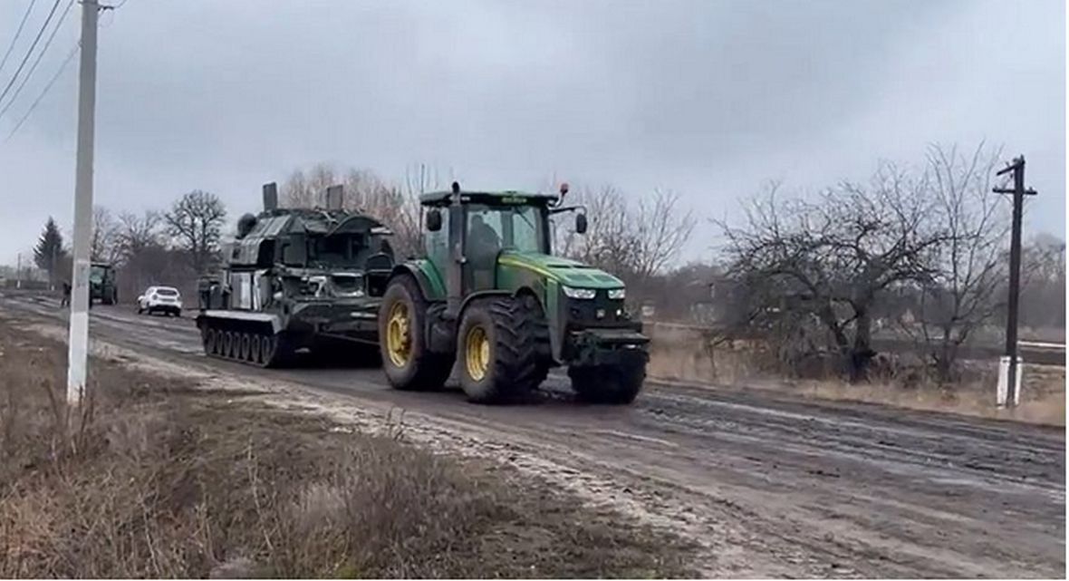 Ukraiński rolnik holuje pojazd wojskowy przejęty od Rosjan 