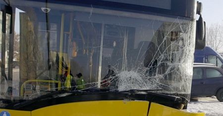 Warszawa. Zderzenie autobusu z samochodem osobowym. Nieostrożne cofanie