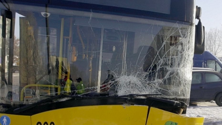 Warszawa. Stłuczka autobusu miejskiego z samochodem osobowym w Wawrze. To efekt nieuwagi kierującej osobówką