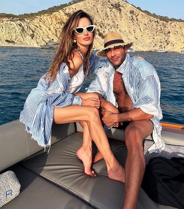 Alessandra Ambrosio wybrała klasyczny model koszuli