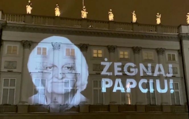 Warszawa. Pożegnalna iluminacja na Pałacu Prezydenckim. Andrzej Duda przyznał artyście pośmiertnie Order Orła Białego