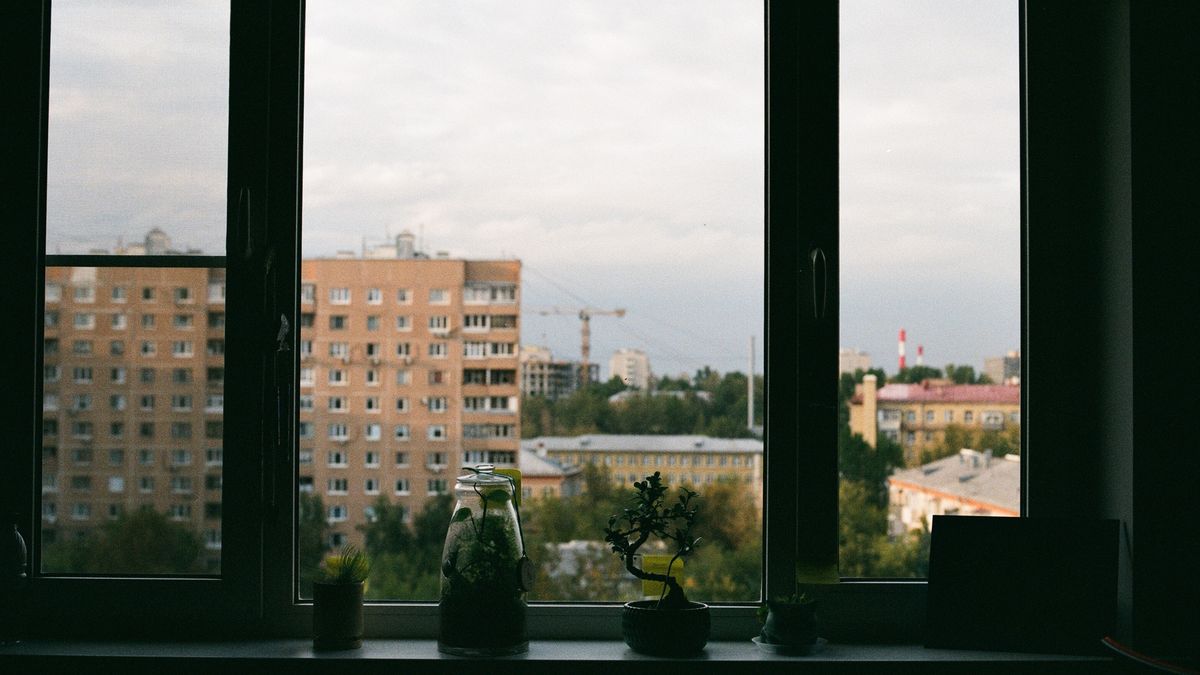 Dziecko stało na parapecie okna.