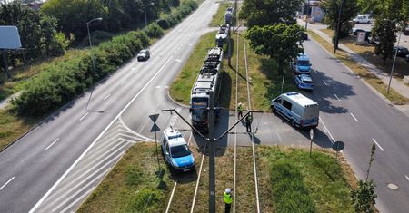 Wypadek na torach. Radiowóz policji zniszczony