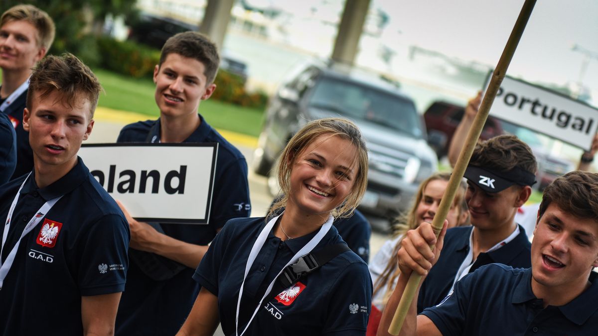 Weronika Marciniak i pozostali polscy żeglarze podczas ceremonii otwarcia MŚJ World Sailing