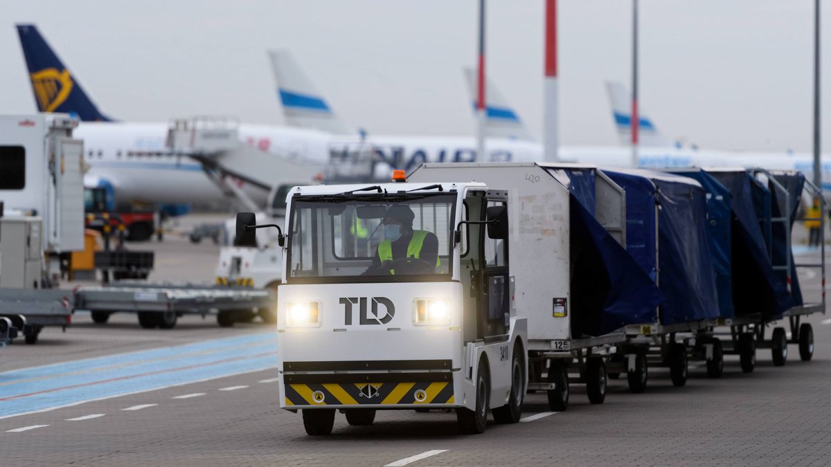 rozładunek samolotu
Jakub Kaczmarczyk
Boeing 787-8 Dreamliner linii PLL LOT, covid-19, dreamliner, epidemia, Fundacja Lekarze Lekarzom, koronawirus, LOT, pietrwszy transport, Poznań Ławica, samolot, SARS-CoV-2, Sprzęt ochronny, stan epidemii, transport medyczny, zaopatrzenie