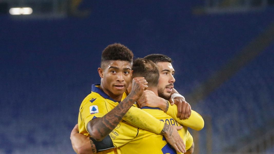 PAP/EPA / FABIO FRUSTACI  / Na zdjęciu: piłkarze Hellasu Verona