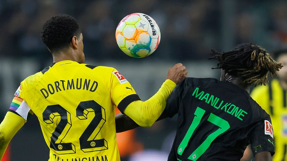 Piłkarze podczas walki o piłkę w meczu Borussia M'gladbach - Borussia Dortmund
