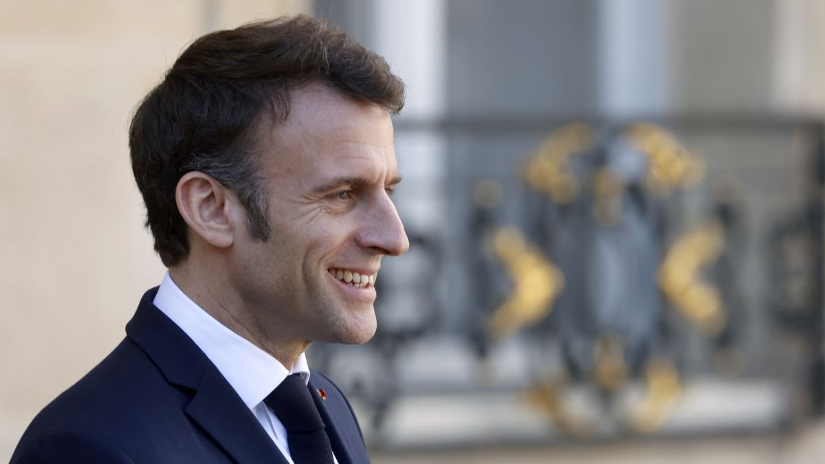 PARIS, FRANCE - APRIL 03: French President Emmanuel Macron smiles as he welcomes European Commission President Ursula von der Leyen prior to a working lunch at the Elysee Palace on April 3, 2023 in Paris, France. Ursula von der Leyen and Emmanuel Macron will visit China from April 5 to 7 to present a "united European voice" against Beijing, he said at a press conference after the last European summit in Brussels. (Photo by Chesnot/Getty Images)