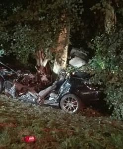 BMW wypadło z drogi. Nie żyje 22-letni kierowca i jego 20-letni pasażer
