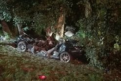 BMW wypadło z drogi. Nie żyje 22-letni kierowca i jego 20-letni pasażer