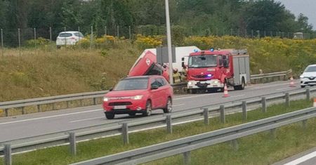 Utrudnienia na obwodnicy Lublina. Ciężarówka wjechała do rowu i przewróciła się na bok