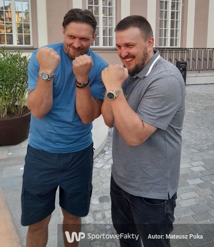 Ołeksandr Usyk (po lewej) ze swoim promotorem Ołeksandrem Krasjukiem