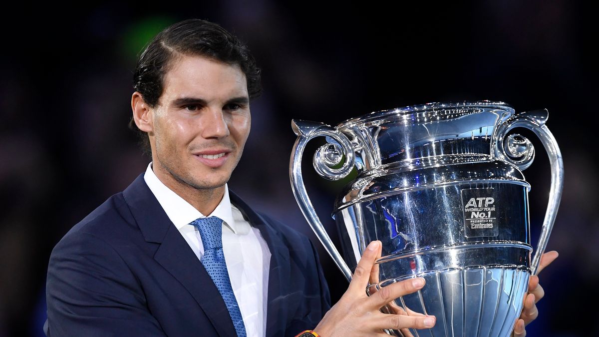 Rafael Nadal z trofeum za zajęcie pierwszego miejsca w rankingu ATP na koniec 2017 roku
