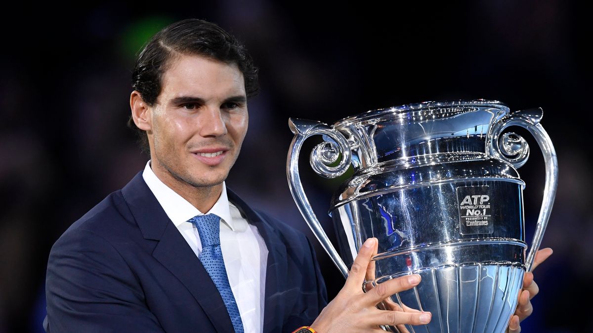 PAP/EPA / WILL OLIVER / Na zdjęciu: Rafael Nadal z trofeum za zajęcie pierwszego miejsca w rankingu ATP na koniec 2017 roku