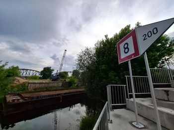 Przy nabrzeżu Wisły w Starym Fordonie wciąż zalega sprzęt firmy wydobywającej żwir