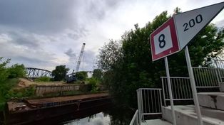 Przy nabrzeżu Wisły w Starym Fordonie wciąż zalega sprzęt firmy wydobywającej żwir