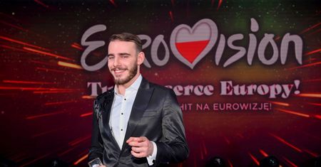 Krystian Ochman zaliczył wpadkę. Uwagę przykuwają słowa na ścianie
