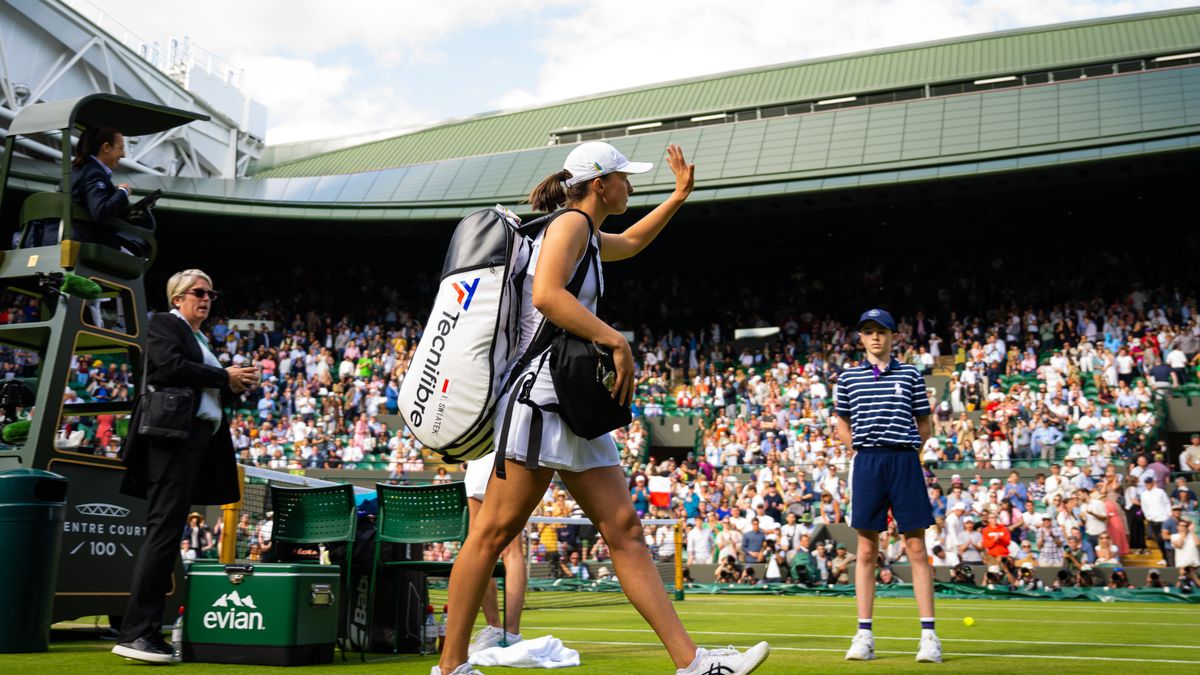 Zdjęcie okładkowe artykułu: Getty Images / Robert Prange / Na zdjęciu: Iga Świątek żegnająca się z Wimbledonem