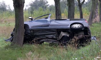 Brzezie: Samochód uderzył w drzewo. Trzy osoby w szpitalu