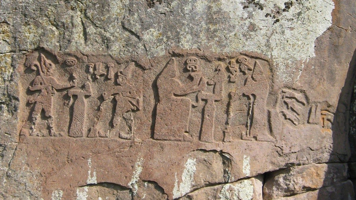 Hetycki relief w Firaktin w Turcji. Puduhepa, po prawej, składa ofiarę przed siedzącą boginią