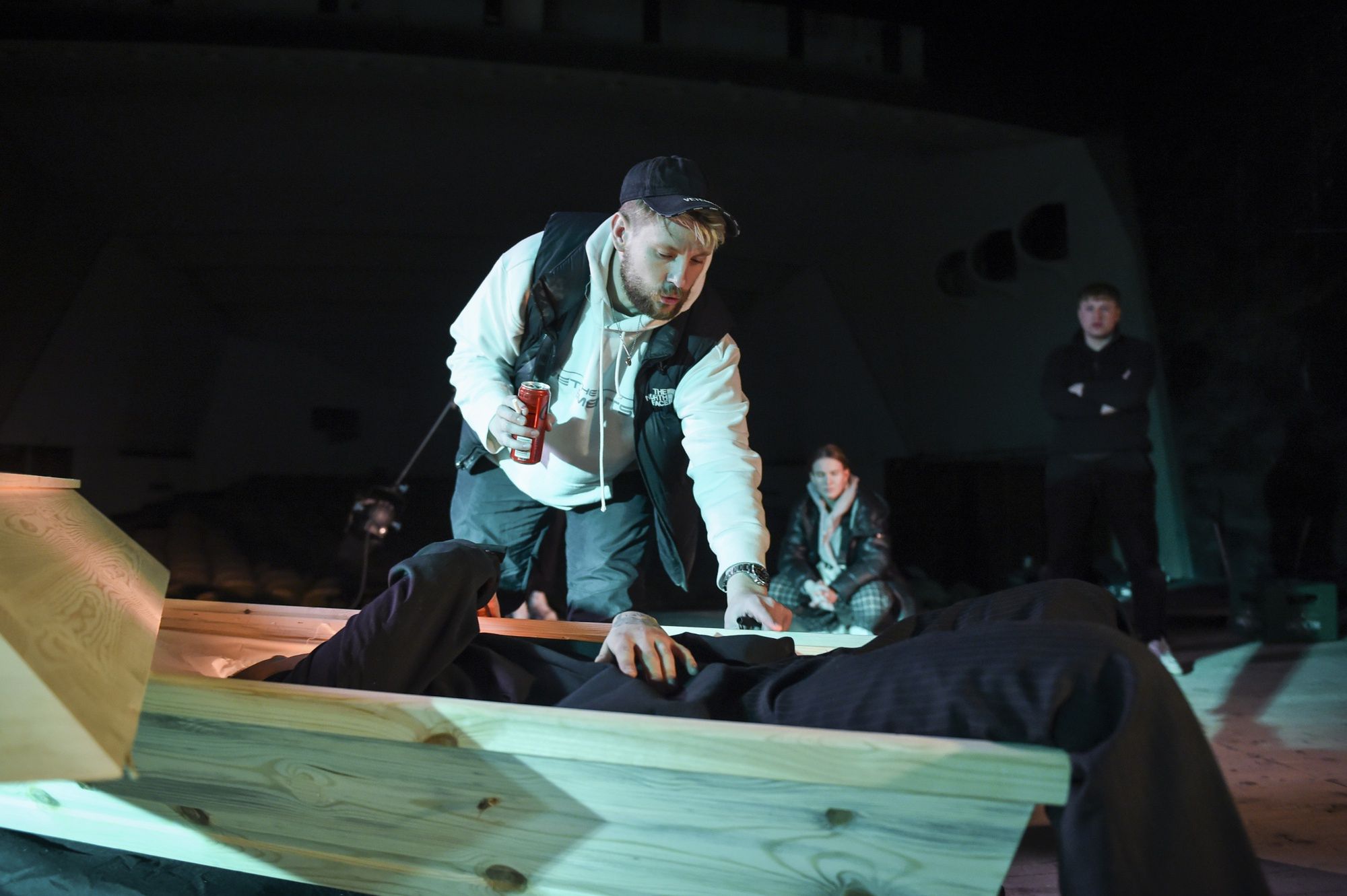 Xavier Wiśniewski kręci teledysk pod okiem Sebastiana Fabijańskiego