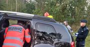 Policjant uratował mężczyznę, którego auto po kolizji stanęło w płomieniach.