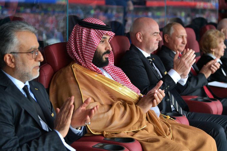 Muhammad bin Salman w trakcie MŚ 2018 w Rosji w towarzystwie Gianniego Infantino i Władimira Putina