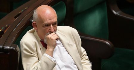 Janusz Korwin-Mikke zarzuca premierowi "żebractwo" w UE. Sam tłumaczy się z pensji w euro