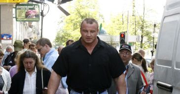 Pudzian zamieszka w bloku!