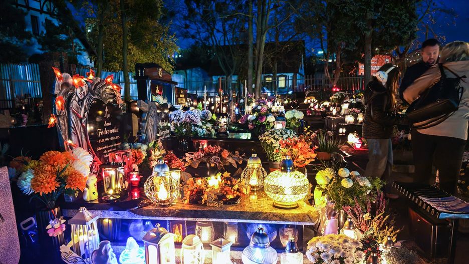 Po zmroku we Wszystkich Świętych cmentarze zamieniają się w miejsca pełne niezwykłego blasku, ciszy i zadumy. Odwiedziliśmy cmentarz przy ulicy Toruńskiej w Bydgoszczy. Zobaczcie, jak wygląda w blasku setek zniczy.