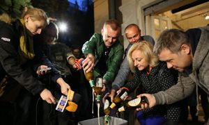 Wylali piwo do kubła. Milioner zażądał 100 tys. zł. Jest decyzja sądu