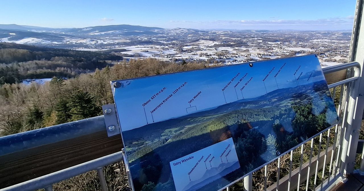 Zimowe widoki z Łysuli nad Dominikowicami. Można było dostrzec nawet Tatry