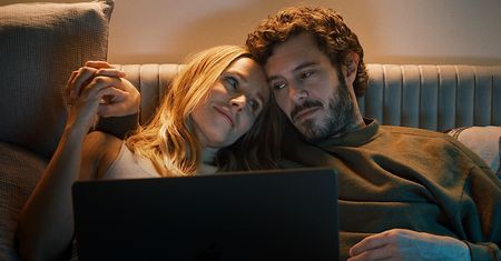 Hitowa komedia romantyczna dostała drugi sezon. Netflix kocha takie historyjki