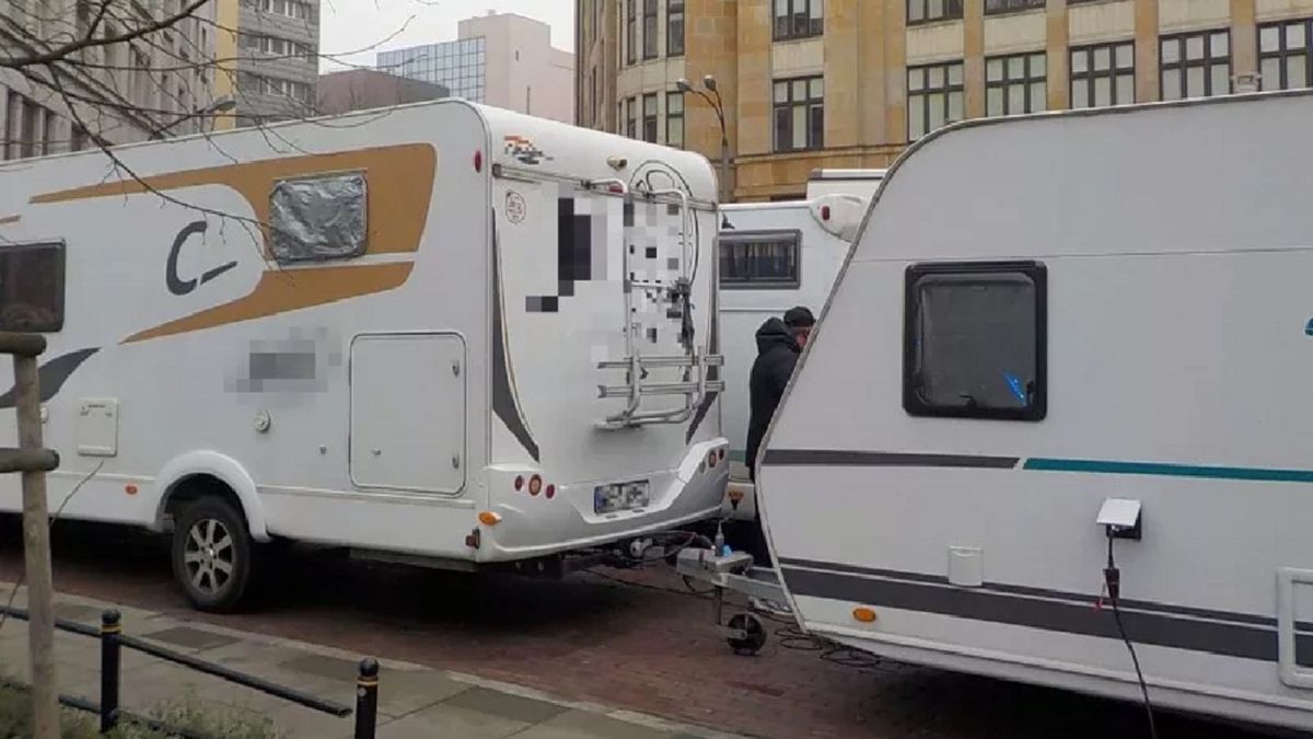 Nagi 31-latek wspiął się na dach przyczepy