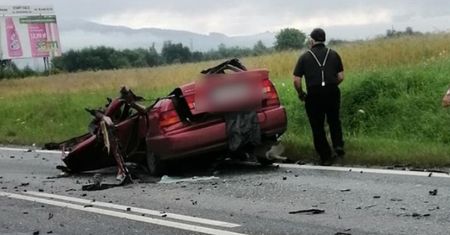 Tragedia w Starym Sączu. Wjechali prosto pod ciężarówkę. Tyle zostało z hondy