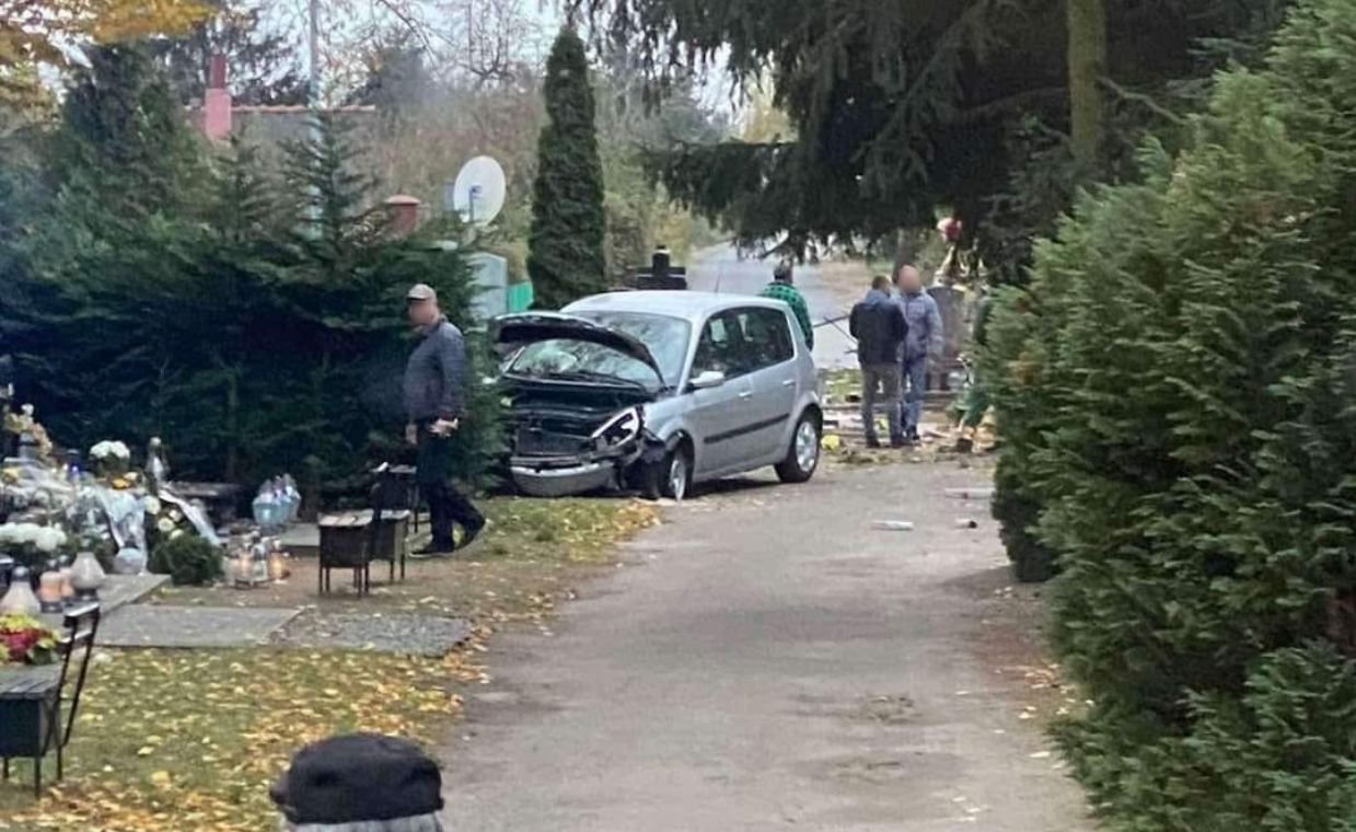 Wjechał w ogrodzenie cmentarza. Uszkodził nagrobki