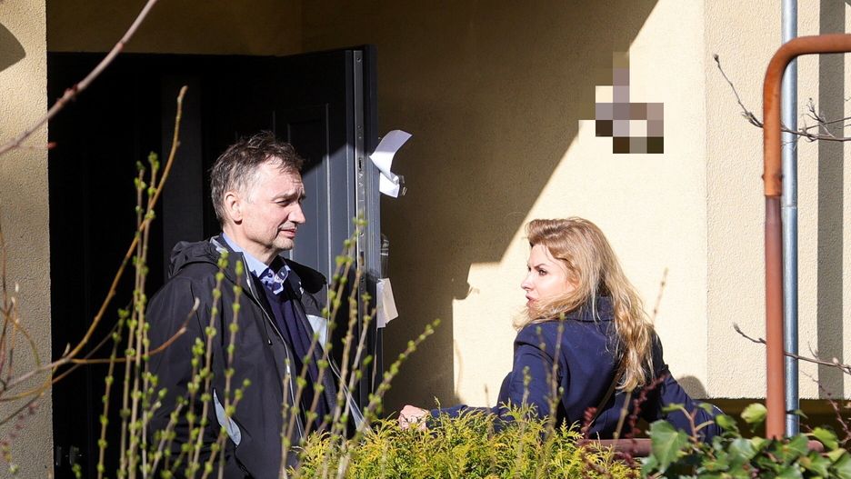 Zbigniew Ziobro, i jego żona Patrycja Kotecka-Ziobro przed domem w Warszawie 